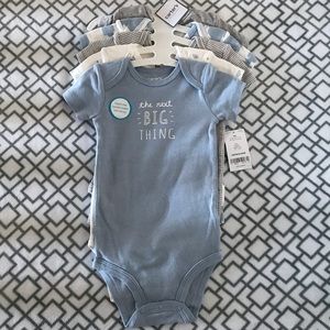 Carter’s Boys 9 mon 5-pack onesies. New with tags!